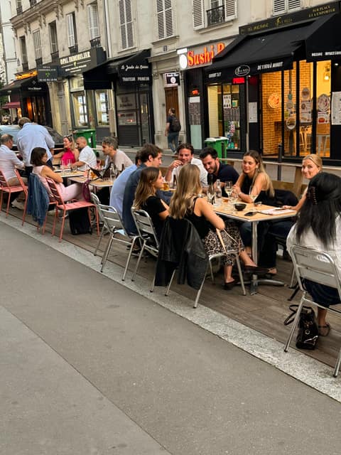 Ambiance bar à vins Instants Vins Batignolles Paris 17 dégustation