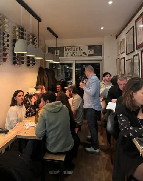 Table conviviale bar à vins Instants Vins Batignolles Paris 17