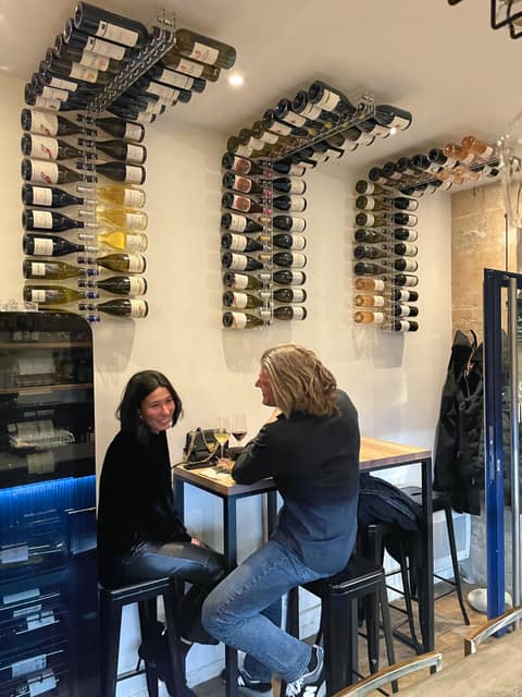 Ambiance bar à vins Instants Vins Batignolles Paris 17 dégustation de groupe